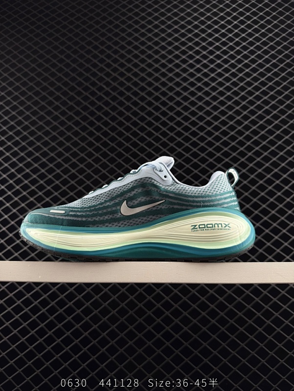 140 Nike VOMERO 18 Plus 耐克 舒适减震防滑 低帮跑步鞋 全掌ReactX泡绵中底 前掌和后跟还配备了Air Zoom气垫单元 据说跑起来更快更舒适哦 这次最大的升级点 首次引入