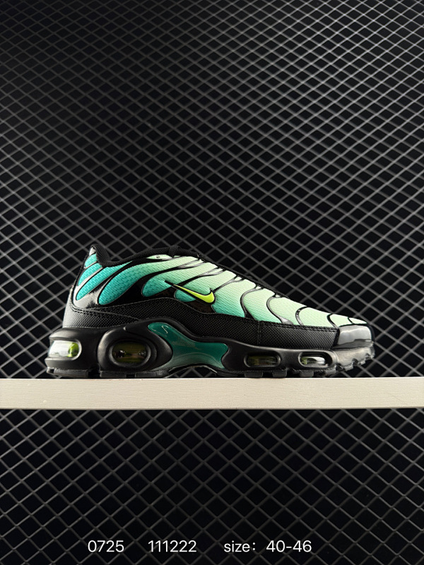110 耐克 Nike Air Max Plus是Nike旗下另类鞋款的代表，TN 它诞生于1996年，是第一款使用TunedAir气垫的跑鞋，其特点就在于实现各气室间气压的自动调节。如今，这双经典跑
