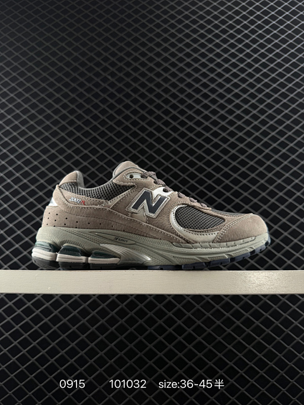160 公司级！New Balance 2002R 复古单品 热门复古鞋型New Balance 2002R，近日又曝出一款全新配色并释出官图。整双鞋采用棕色和米色主打，非常适合秋季。鞋身由网眼、绒面