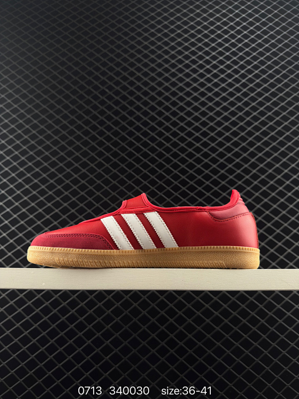 150 AD Original Samba OG 复古经典轻便板鞋 JQ6445 这款桑巴鞋展示了高质量的工艺 带有装饰的超锁缝制和无缝的手感 柔软、柔软的皮革造型和标志性的3条纹完成了精致的外观 正