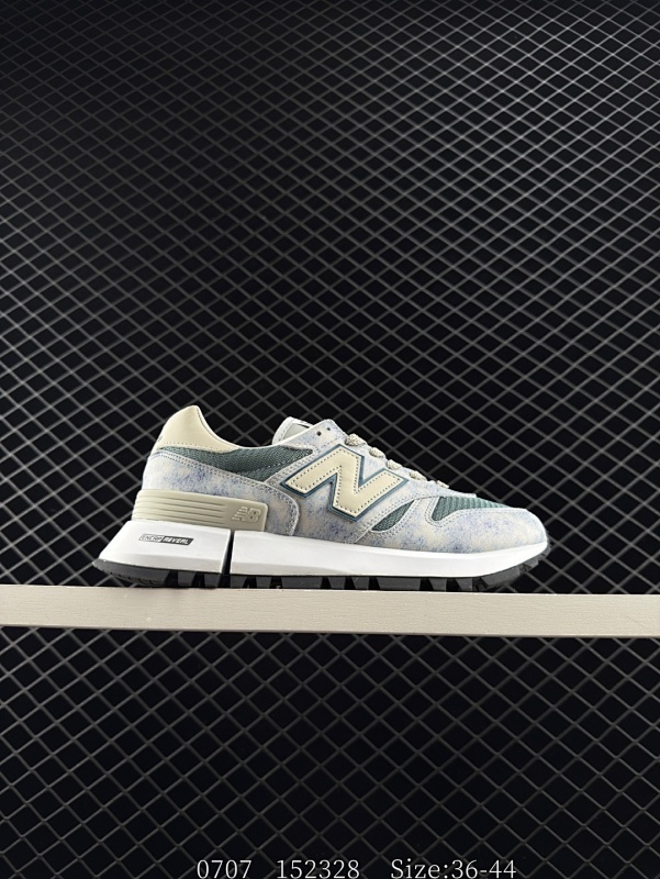 140 COMME des GARCONS HOMME x New Balance 联名系列 双方带來兩款美制 RC1300 鞋款，设计上同样注入強烈的极简风格，兩双鞋款各自以利落的黑白相間呈現，材質