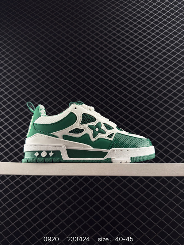 140 LV Skate Sneaker 路易威登 2025年新款运动板鞋 蛇年限定 春夏秀场初次亮相，此次以粒面牛皮革焕新呈现。加垫鞋领和鞋舌援引滑板鞋设计，科技鞋带和橡胶外底完善整体。粒面牛皮革拼