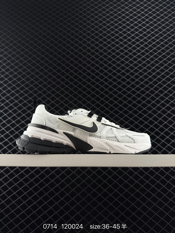 120 耐克NIKE V2K RUN跑步鞋复古风潮 网面透气运动鞋 灰银紧致的鞋面材质提供良好的包裹性鞋侧 Swoosh以及鞋头部分搭配增添不少亮点的镀铬细节鞋垫上印有Bill Bowerman头像