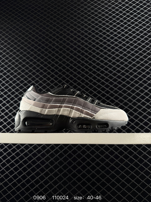 120 NIKE AIR MAX 95 SP 耐克 气垫复古慢跑百搭鞋休闲运动鞋 这双鞋采用前脚掌开窗式气垫 这种设计在当时是前所未有的 鞋带孔的设计灵感来自人体肋骨 而鞋底支撑片则模仿了人体脊柱 甚