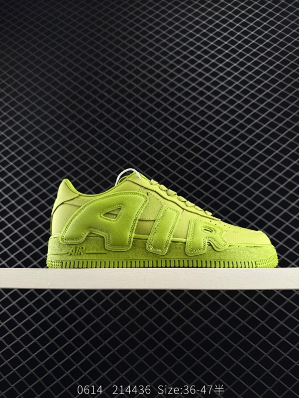 180 耐克 Nk Air Force 1'07 Low 联名款 3M反光 空军一号低帮休闲板鞋 ，鞋款鞋身以一袭浅绿色为主调，搭配皮革材质打造。外侧分别饰有 SUN 以及 HINE 字样，左脚后跟处