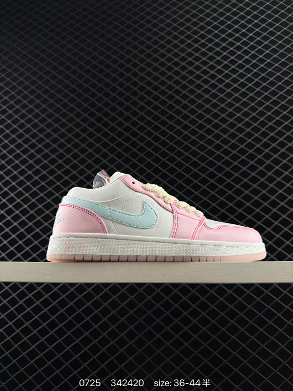 100 真标带半码 Air Jordan 1 Low 低帮 白粉色 AJ1 乔丹1代 aj1 乔1 低邦 白粉色 乔丹篮球鞋系列 鞋身整体采用淡淡的粉色皮质面料打造，搭配白色框架覆盖层，营造出十分低调