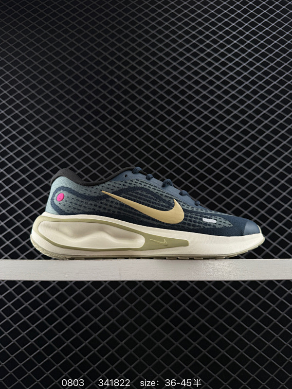 110 Nike Journey Run 耐克 低帮 灰银 旅程慢跑系列低邦轻质缓震休闲运动公路跑步鞋 鞋款整体以灰色为主色，侧身银色Swoosh Logo为点缀，搭载柔软厚实的ComfiRideth