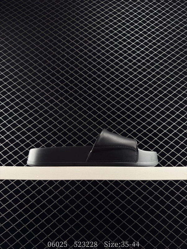 140 Descente Lcing Nars 迪桑特 低帮 黑白 男女同款 舒适百搭防滑防磨一字拖鞋 DESCENTE (迪桑特)创立于1935年， 品牌名取自法语词汇，意为“滑降”。品牌箭头标识代