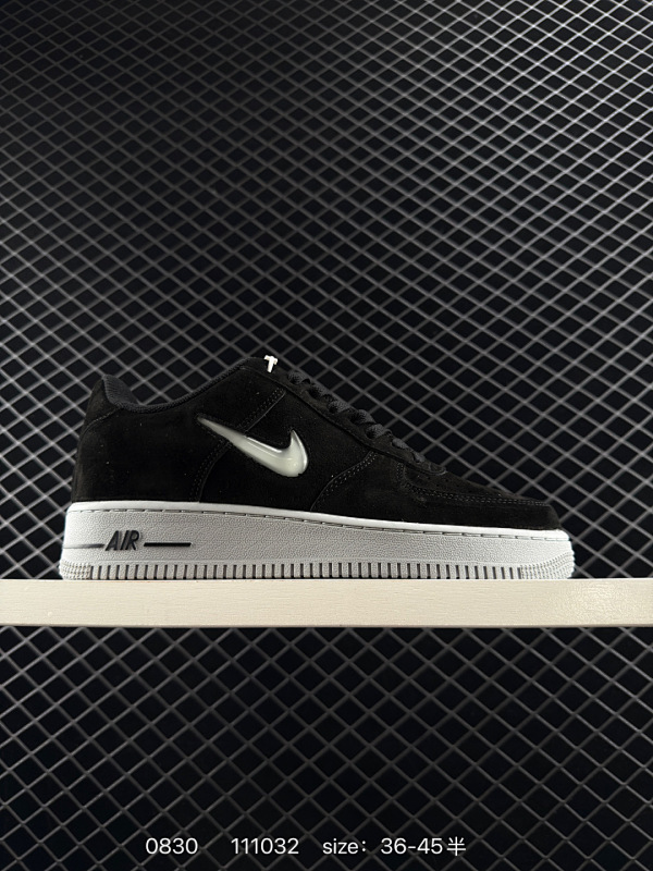 160公司级 耐克Nike Air Force 1 Low  空军一号低帮百搭休闲运动板鞋。柔软、弹性十足的缓震性能和出色的中底设计，横跨复古与现代的外型结合，造就出风靡全球三十多年的Force 1。