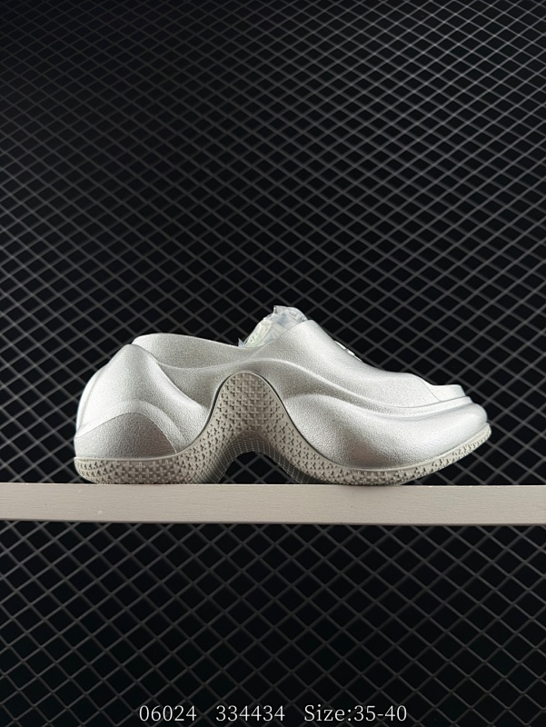 170 【公司级】SMFK 十字花女士拖鞋 厚底增高凉拖鞋 自带内增高！公司级✅SMFK Compass 厚底增高运动休闲拖鞋。秉承外形简单 穿着舒适的初衷 不断为消费者带来舒适的穿着体验。  货