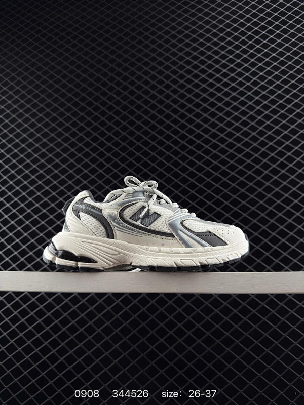 130 【童鞋】新百伦 NB530 New Balance 530 复跑古鞋 儿童厚底增高老爹运动鞋 缓震运动慢跑鞋。NB530这鞋双确实是NB家经复典古款式之一，以全科新技诠释，成打功造530鞋款。