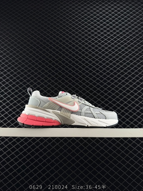 120 真标✅耐克NIKE V2K RUN跑步鞋复古风潮 网面透气运动鞋 灰银紧致的鞋面材质提供良好的包裹性鞋侧 Swoosh以及鞋头部分搭配增添不少亮点的镀铬细节鞋垫上印有Bill Bowerman
