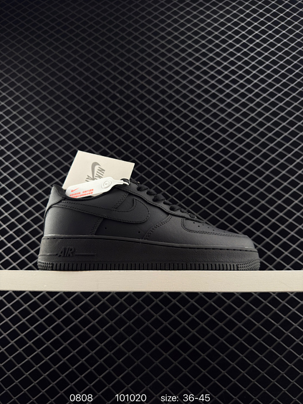 100 真标✅耐克Nike AIR FORCE 1’07空军一号低帮百搭休闲运动板鞋。柔软、弹性十足的缓震性能和出色的中底设计，横跨复古与现代的外型结合，造就出风靡全球三十多年的Force 1。 货号