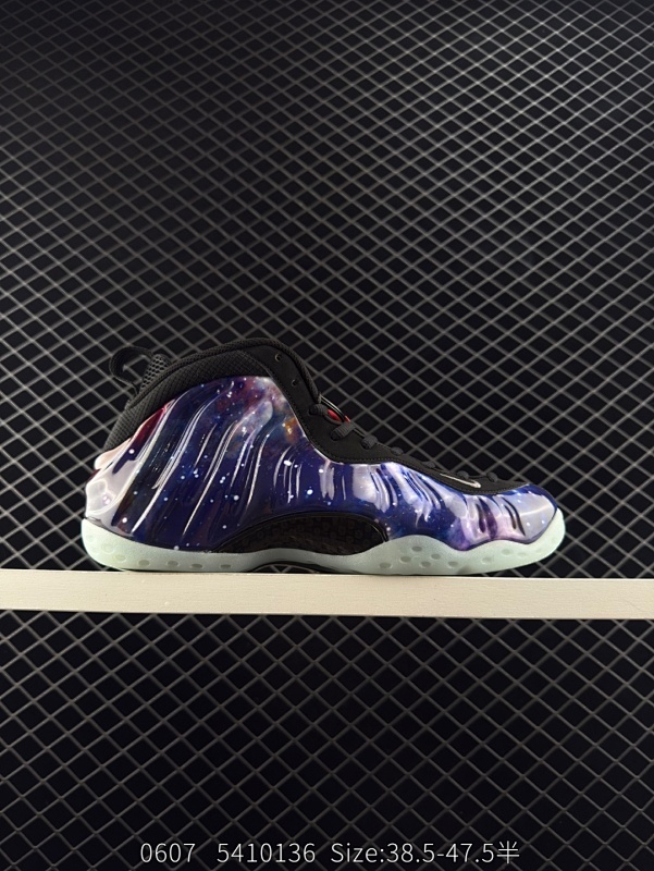 680 NIKE AIR FOAMPOSITE ONE 喷泡 喷泡，是一双内场的后卫战靴，97年1月份首期发行，使用FOAMPOSITE一次成型的喷塑鞋面，前掌单zoom后掌双zoom以碳板连接，外底