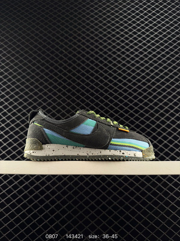 105 Union x Nike Cortez 重磅联名整体延续 Nike Cortez 传统的「阿甘鞋」造型，鞋面采用麂皮打造搭配鞋侧特殊的彩色编织材质，层次感十足。鞋舌处将传统 Nike Swoo