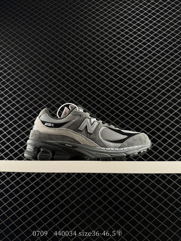 170 公司级✅New Balance 2002R 复古单品 热门复古鞋型New Balance 2002R 近日又曝出一款全新配色并释出官图 整双鞋采用棕色和米色主打 非常适合秋季 鞋身由网眼 绒面