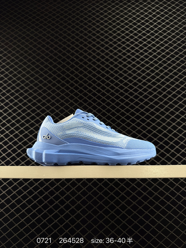 140 真标带半码 Alo Yoga Alo Runner 低帮 灰色 男女同款 舒适简约防滑耐磨低邦板鞋 极具辨识度的设计，流畅的线条与恰到好处的弧度，彰显着品牌对美学的独特见解，简约而摩登，每一眼