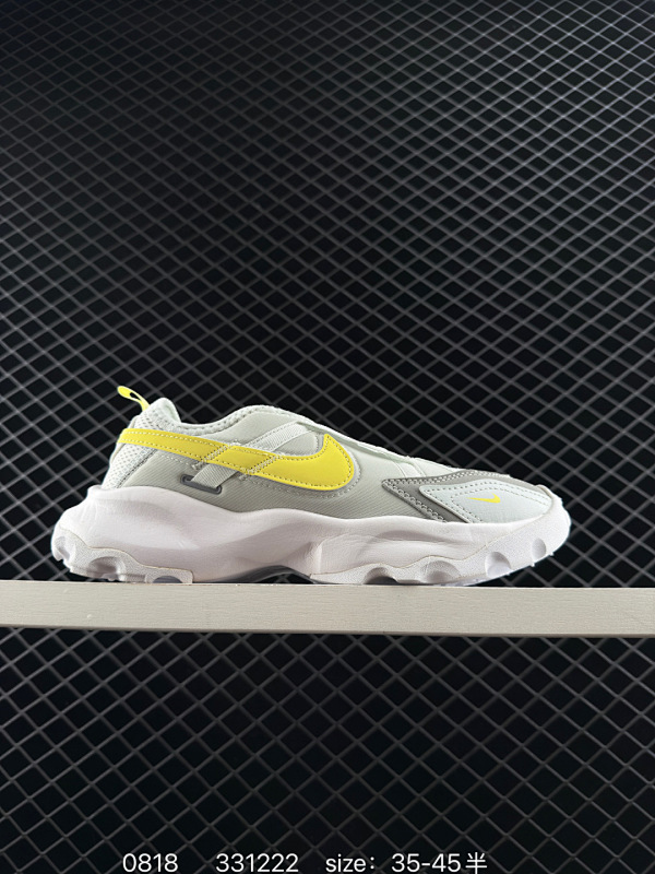 110 NK TC 7900 Lx 人气单品复古老爹鞋 织带与对勾交错穿插 以及它的走线和收口 看起来都非常的有设计感 很高级（对勾是有反光效果的）鞋底用了厚实的泡绵不仅可以缓震 更提升了穿着的舒适感