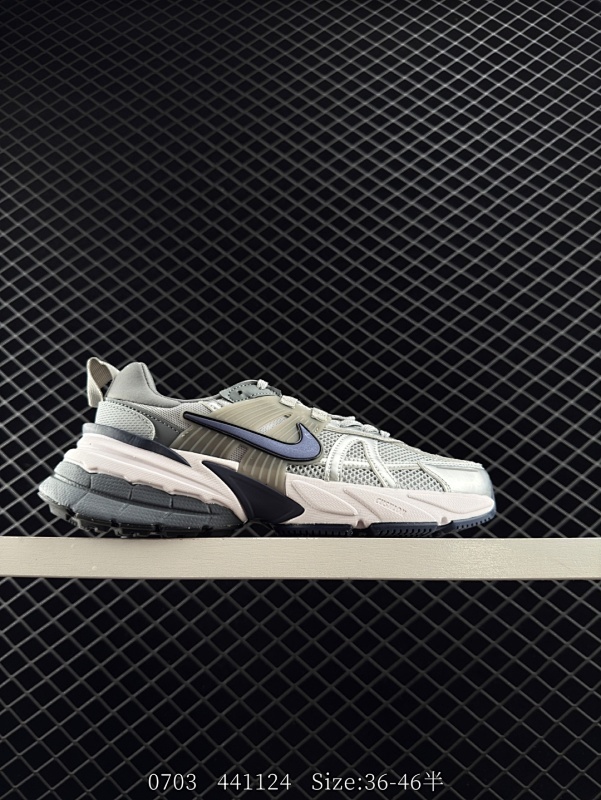 120 公司级✅耐克NIKE V2K RUN跑步鞋复古风潮 网面透气运动鞋 灰银紧致的鞋面材质提供良好的包裹性鞋侧 Swoosh以及鞋头部分搭配增添不少亮点的镀铬细节鞋垫上印有Bill Bowerma