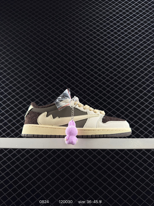 150 Fragment x Travis Scott x Labubu Air Jordan 1 Low 三方联名倒钩  全新的三方联名低帮倒钩鞋面延续了黑脚趾设计，整双鞋以全荔枝皮打造，腰身搭配白