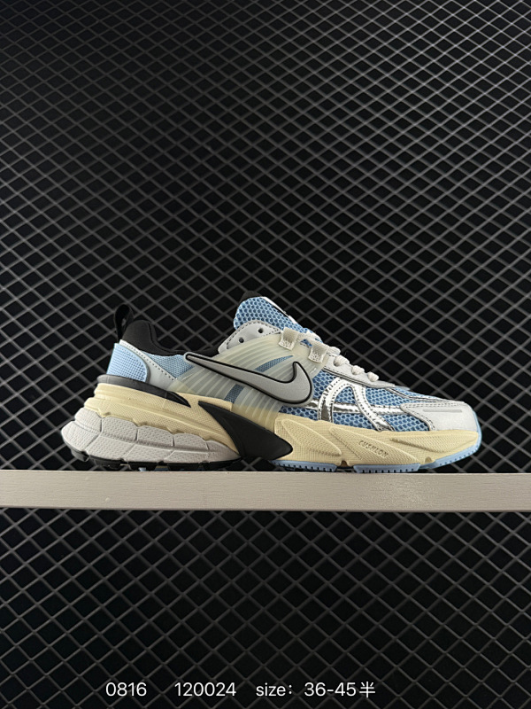 120 耐克NIKE V2K RUN跑步鞋复古风潮 网面透气运动鞋 灰银紧致的鞋面材质提供良好的包裹性鞋侧 Swoosh以及鞋头部分搭配增添不少亮点的镀铬细节鞋垫上印有Bill Bowerman头像