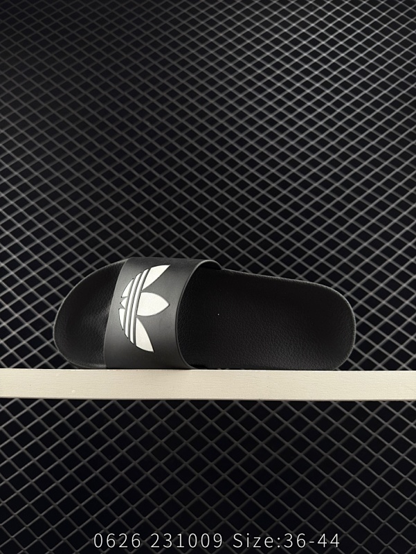 45 ✅Adidas originals Adilette 阿迪达斯 运动舒适 橡胶底一字拖鞋 Adilette以日常休闲风格成为赛后休息 沙滩漫步的良伴 这款拖鞋 含衬里和贴合鞋床 舒适贴脚