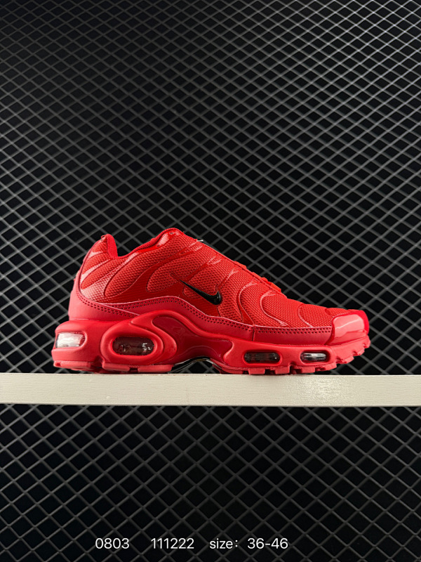 110 耐克 Nike Air Max Plus是Nike旗下另类鞋款的代表，TN 它诞生于1996年，是第一款使用TunedAir气垫的跑鞋，其特点就在于实现各气室间气压的自动调节。如今，这双经典跑