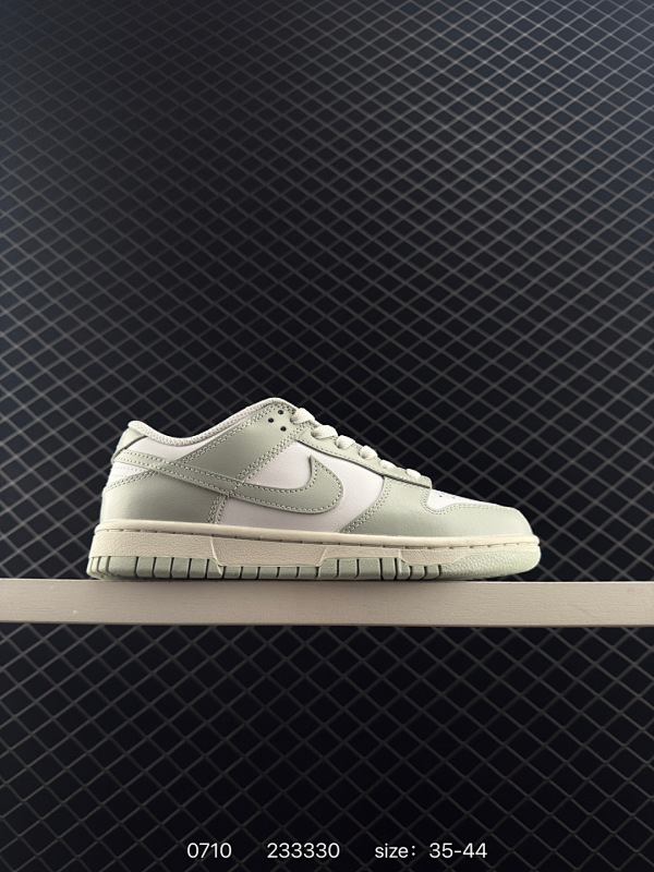 150 耐克Nike SB Zoom Dunk Low 板鞋 系列经典百搭休闲运动板鞋加厚鞋舌的填充，使舒适性大大提升，同时也更方便穿脱中底部分则加入了脚感柔软舒适ZoomAir气垫，有效吸收滑板等极