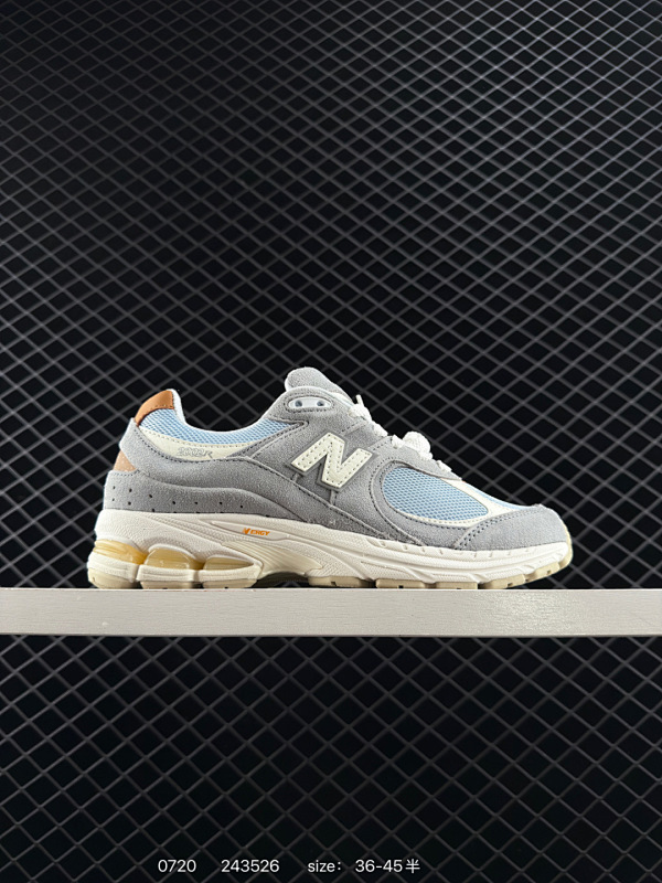 130 ✅New Balance 2002R 复古单品 热门复古鞋型New Balance 2002R 近日又曝出一款全新配色并释出官图 整双鞋采用棕色和米色主打 非常适合秋季 鞋身由网眼 绒面革和皮