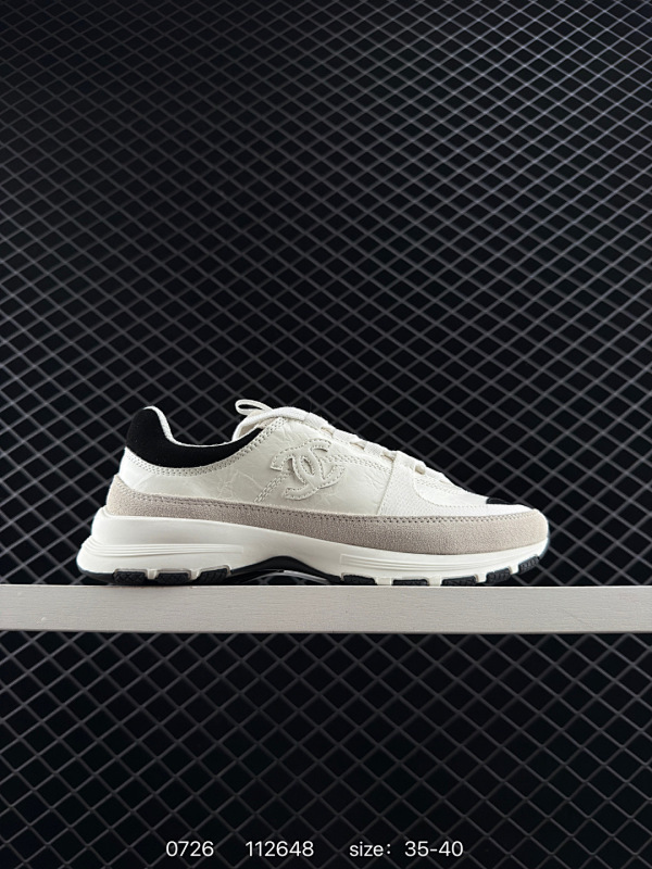 240 香奈儿 / Chanel CoCo 夏季24系列 小香德训高尔夫运动鞋 亮面小牛皮与绒面小牛皮 这款夏季24德训鞋高尔夫运动鞋坐在橡胶鞋底上，小牛皮搭配绒面小