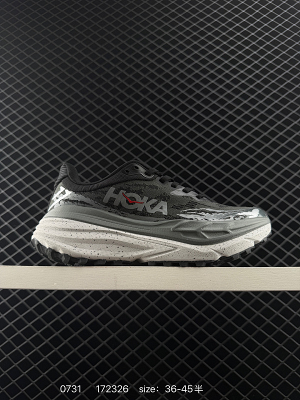 130 霍卡Satisfy x HOKA M MAFATE SPEED 4这个品牌来自于新西兰的毛利语，HOKA表示大地，ONE ONE表示飞越，连起来就是飞越地平线，ONE ONE不是读作“万万”，