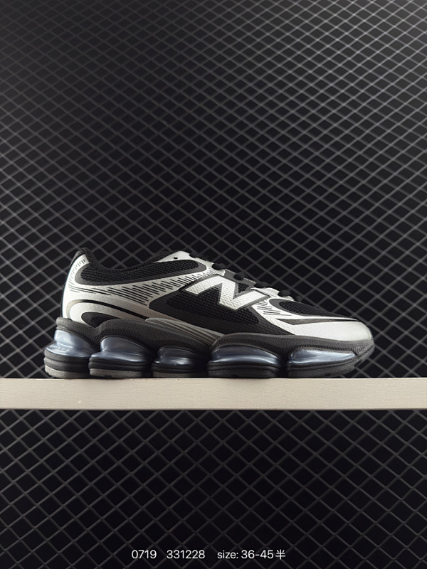 140 新百伦 New Balance NB U2000CZA 运动跑步鞋。此复刻经典鞋款，加入当下大热的户外元素，以曾经篮球鞋款型式样加以打造鞋款造型。编织鞋带以及加强稳固鞋底都提供机能支持，材质上