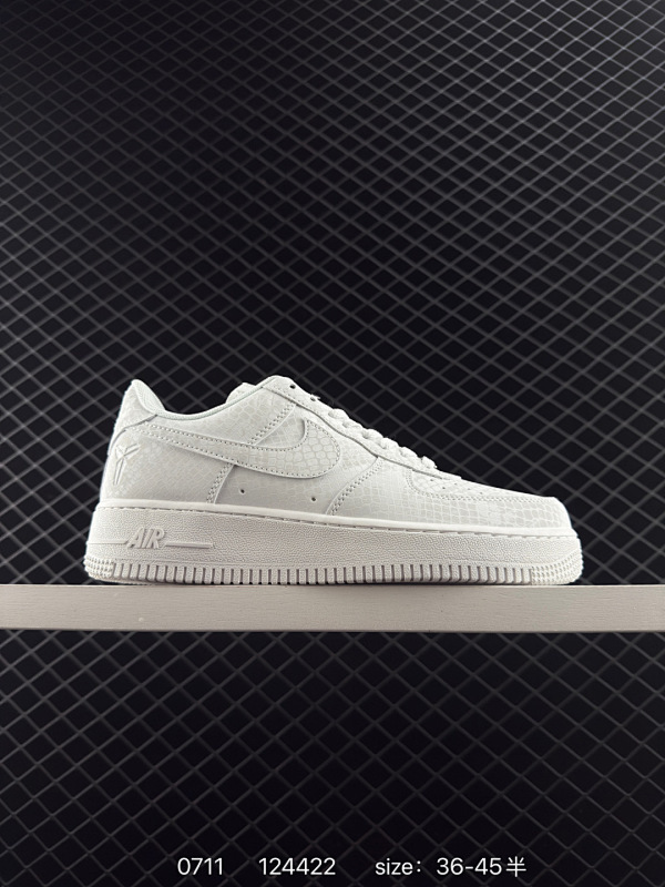 110 耐克NIke Air Force 1 ‘07空军一号低帮百搭休闲运动板鞋。柔软、弹性十足的缓震性能和出色的中底设计，横跨复古与现代的外型结合，造就出风靡全球三十多年的Force 1。 编码：1