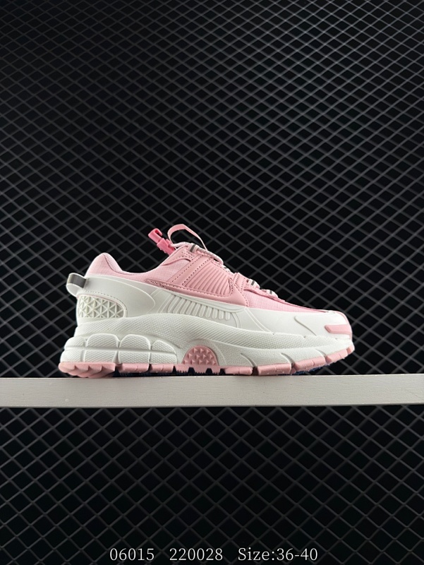 140 【公司级】耐克Nike Zoom Vomero Roam马拉松复古跑五代休闲运动慢跑鞋 厚底增高老爹鞋。采用环保纤维革饰片组合网眼布鞋面材质 升级正确后跟TPU加固 耐弯折热塑框架支撑鞋身 中