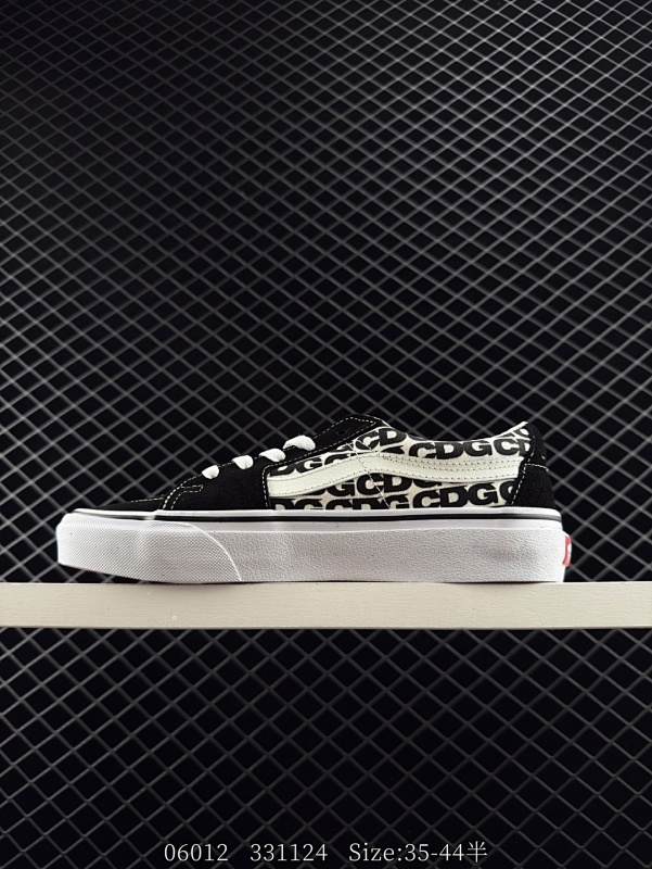 120 定义简约百搭款 强烈推荐‼ Vans SK8-Low  CDG 全新一代 低帮硫化帆布鞋 该鞋款以白线勾勒出整体造型效果，以黑白两副鞋带穿搭做为更加搭配效果，CDG亚光面打造整体鞋身，以SK8