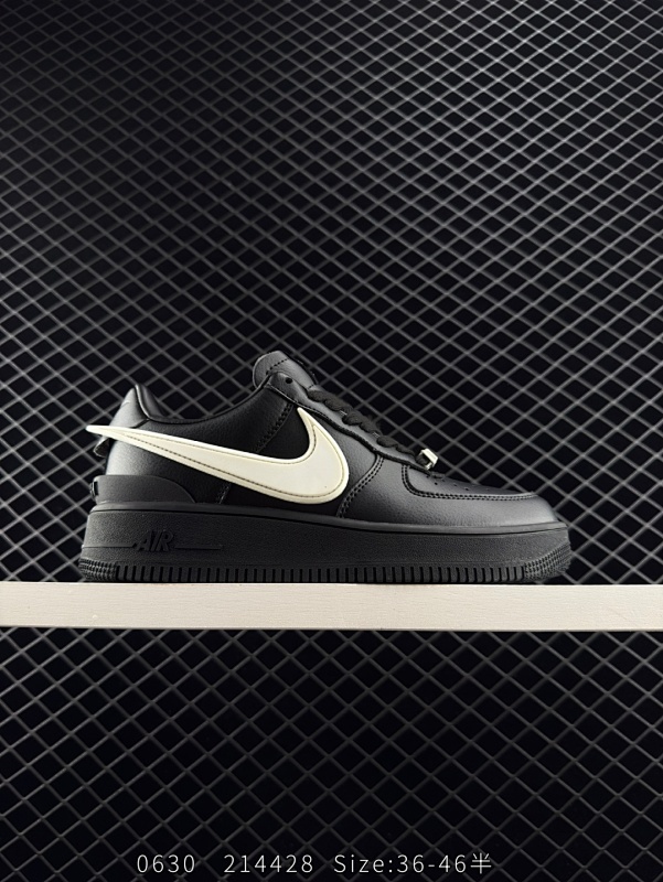 140 耐克 空军一号 AF1 低帮休闲板鞋 Ambush x Nk Air Force 1'07 Low SP 空军一号联名标志性的Swoosh延伸至鞋跟之外，鞋舌和鞋垫上印有AMBUSH品牌标志，