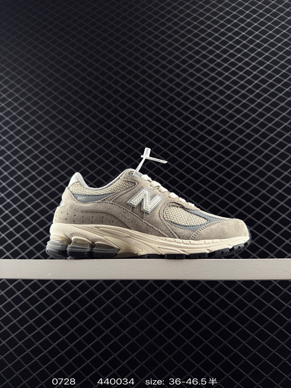 170 New Balance 2002 复古单品 鞋款延续了经典科技，升级版N-ERGY缓震物料机能与材质上脚太舒适了，鞋面的柔软麂皮搭配尼龙网布，特别透气而且还复古感，不管是搭配牛仔裤还工裤都是百