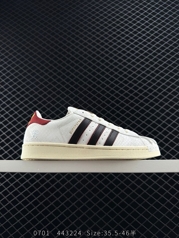 120 特价✅阿迪达斯Adidas三叶草 Originals Superstar贝壳头系列低帮经典百搭休闲运动板鞋 蛇年限定款新年款经典运动鞋贝壳头 以白色为主 后跟和鞋舌标签辅以红色丝绸纹路 最大的