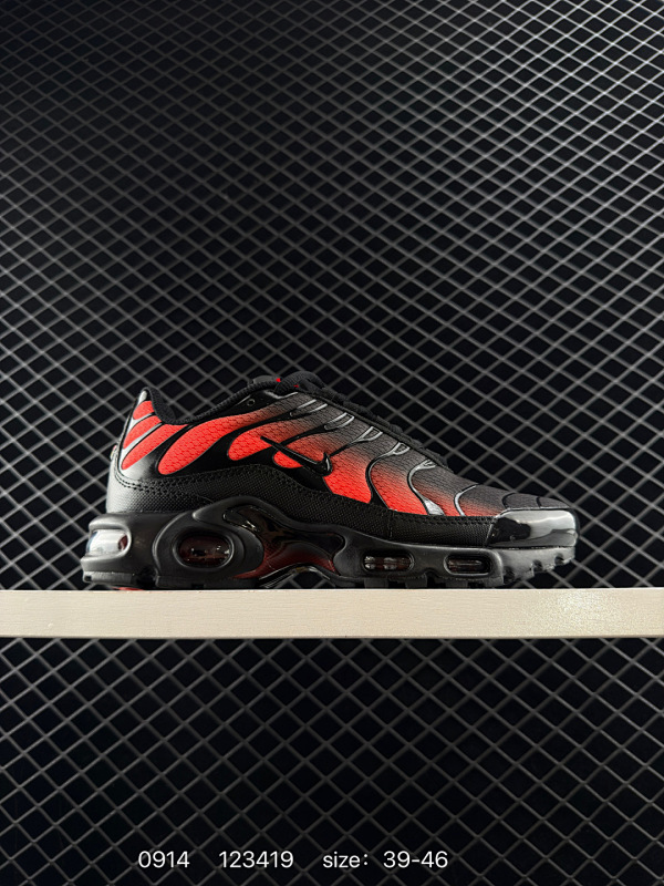 95 耐克 Nike Air Max Plus TN Ultra  复刻版 科技复古耐克TN经典的Air Max Plus被很多跑鞋爱好者们所熟知，作为Nike历史上的高科技跑鞋之一，它的回归着实让很