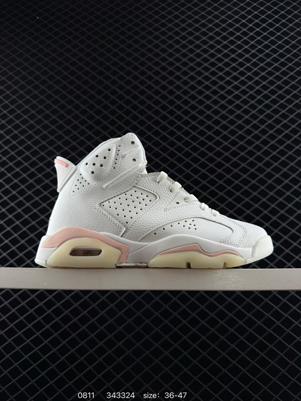 120Air Jordan AJ6 WMNS “Gold Hoops”金粉  鞋款从女性常戴的时尚简约的金制耳环中汲取灵感，从而打造了相互联结的金色环圈，并将其巧妙点缀于鞋带栓扣之上。该 AJ6 鞋面