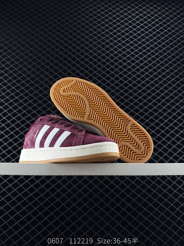 95 Adidas阿迪达斯.三叶草CAMPUS 00s 面包鞋复古休闲板鞋。千禧回潮！adidas Campus 00s 经典再现！面包化的campus鞋款在今年受到很多人的喜爱。鞋款整体设计在保有原