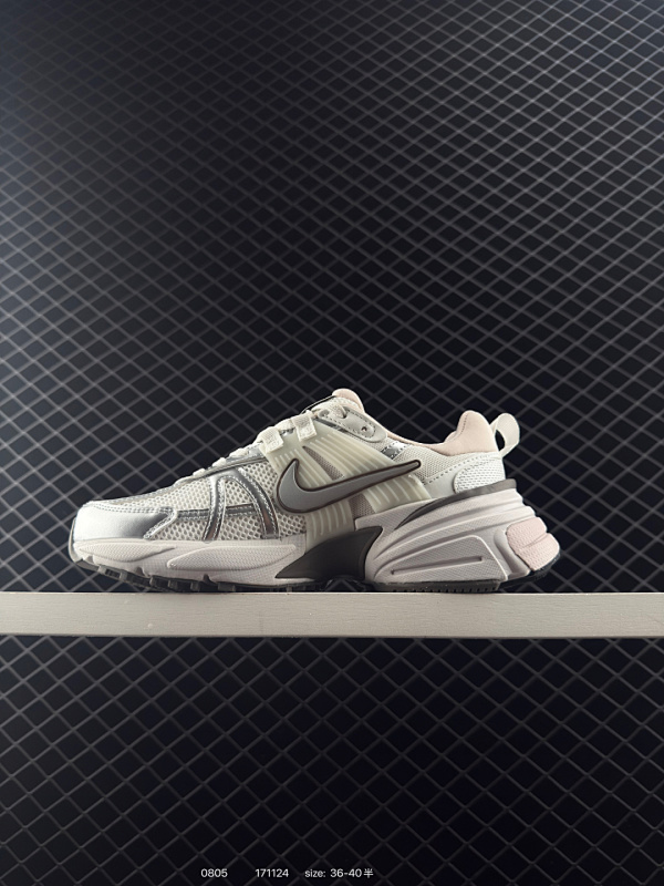 120 公司级 Nike V2K Run 减震防滑复古低帮跑步鞋鞋款被命名为 Runtekk 设计上借鉴了 2000 年的跑鞋风格 简练又有复古运动气质 材质上使用大面积网眼、皮革、TPU 组成 支撑