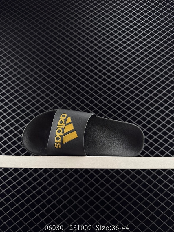 45 ✅Adidas originals Adilette 阿迪达斯 运动舒适 橡胶底一字拖鞋 Adilette以日常休闲风格成为赛后休息 沙滩漫步的良伴 这款拖鞋 含衬里和贴合鞋床 舒适贴脚 采用单