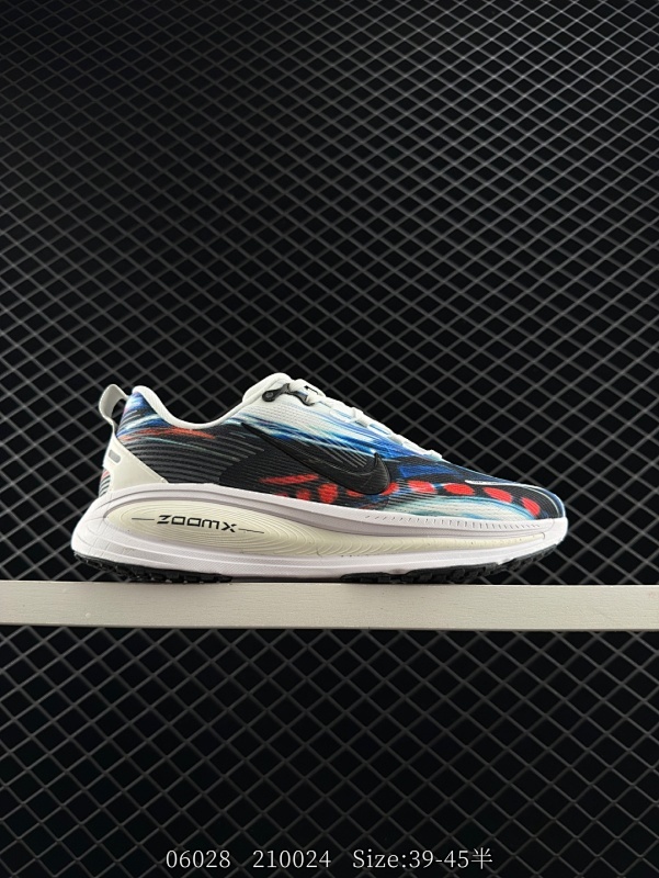 120 公司级✅Nike VOMERO 18 耐克 舒适减震防滑 低帮跑步鞋 全掌ReactX泡绵中底 前掌和后跟还配备了Air Zoom气垫单元 据说跑起来更快更舒适哦 这次最大的升级点 首次引入了