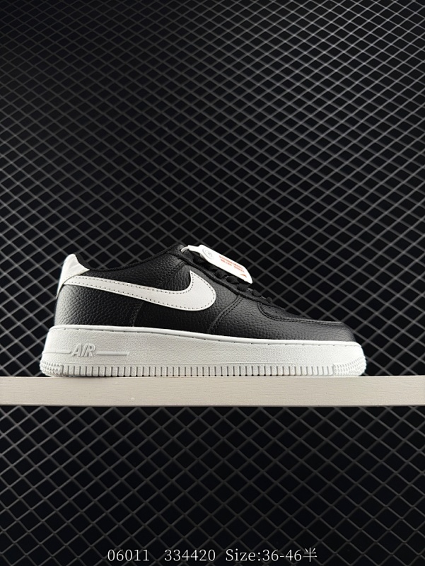 100 ✅耐克Nike AIR FORCE 1‘07 空军一号低帮百搭休闲运动板鞋。柔软、弹性十足的缓震性能和出色的中底设计，横跨复古与现代的外型结合，造就出风靡全球三十多年的Force 1。 货号：