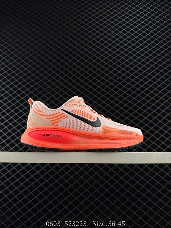 115 Nike VOMERO 18 耐克 舒适减震防滑 低帮跑步鞋 全掌ReactX泡绵中底 前掌和后跟还配备了Air Zoom气垫单元 据说跑起来更快更舒适哦 这次最大的升级点 首次引入了Reac