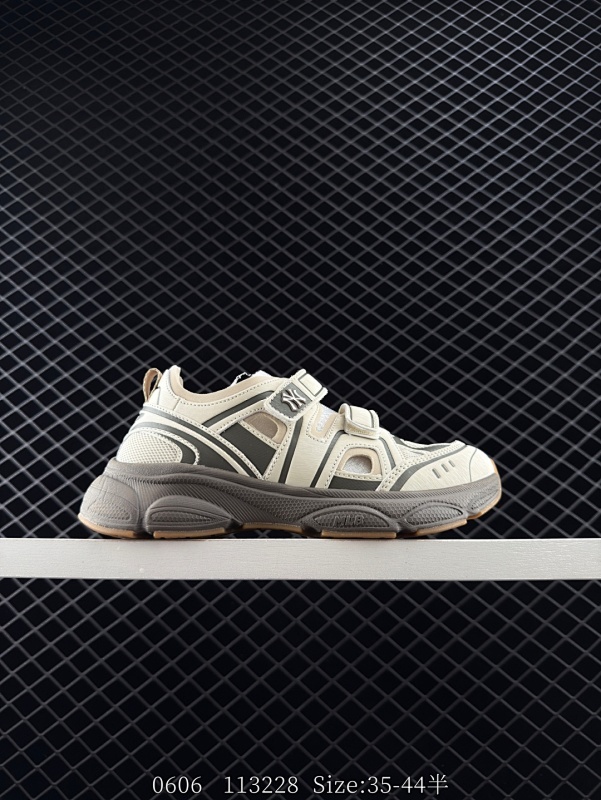 140 MLB ACE RUNNER MARY JANE 厚底老爹风魔术贴镂空休闲运动慢跑凉鞋 简约大方的造型设计凉鞋 给人以随性休闲的时尚格调 穿着舒适轻便 运动灵活自如 满足日常个性穿搭 官方货号