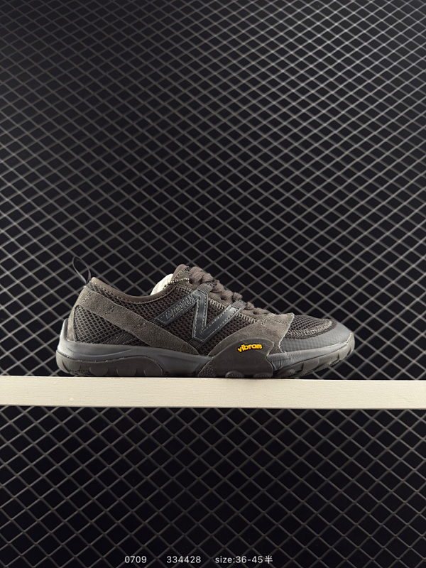 140 ISSEY MIYAKE x New Balance MT10OV1三宅一生联名透气越野跑步鞋 此番联名鞋款的灵感源自感官身体和赤足运动的概念，New Balance MT10O 的前身是一款