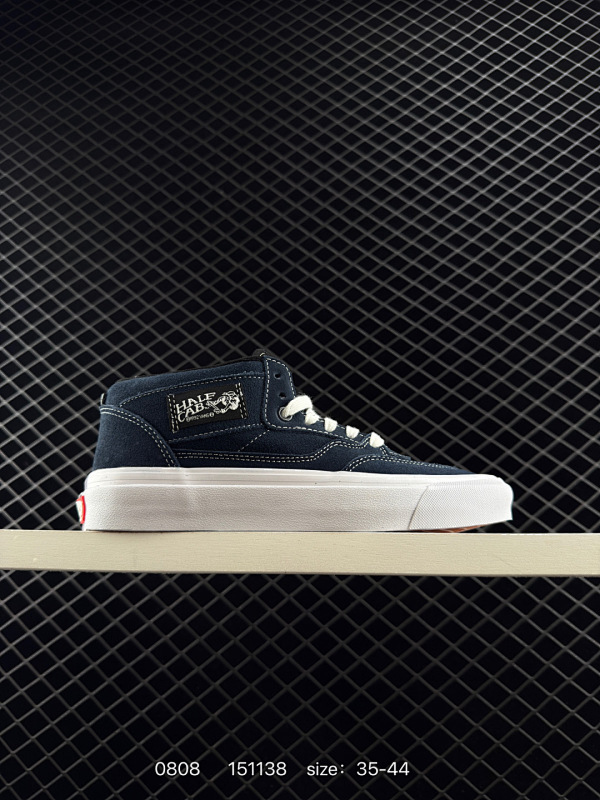 190Vans Half Cab 蓝色 专业滑板鞋款 HalfCab已经迎来了发售30周年，作为Vans代表鞋款之一，这双为传奇滑手SteveCaballer打造的签名鞋款对品牌的影响极为深远。为了纪