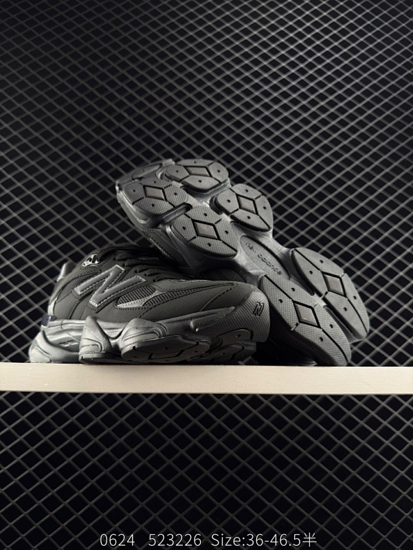 130 New Balance NB 9060 复古单品 鞋款灵感源自设计师本人对夏日的怀日回忆。鞋面大身由空间双格及磨砂鞋面拼接而生，配以柔和、温暖的粉橘色调，夏日氛围拉满采用大面积网眼以及麂皮材质